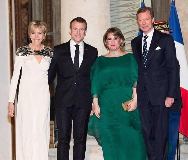 布丽吉特挽起头发惊艳了！穿水钻白裙太美，可