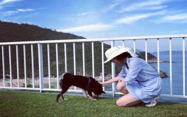 李嘉欣露美背与丈夫回大宅度假，九千平米庄园别墅随夫妻合照出镜