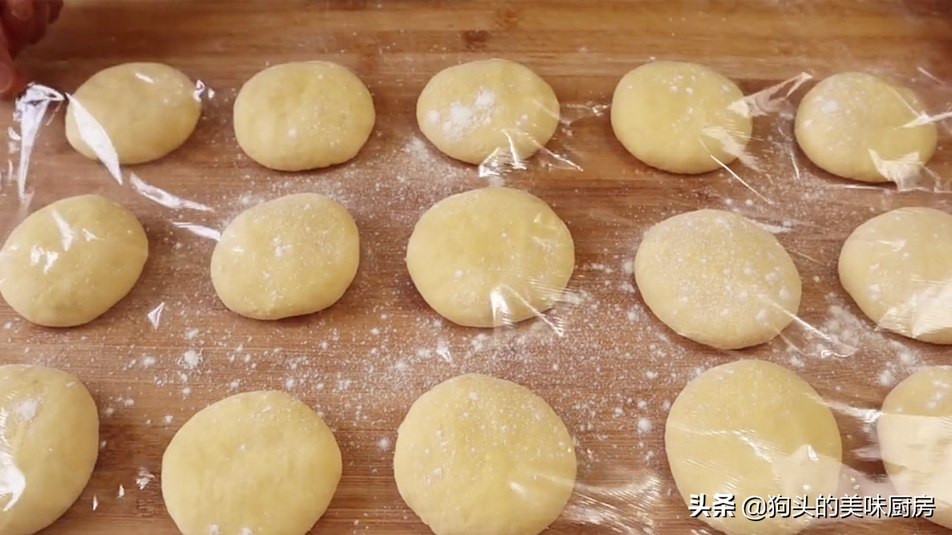 一碗麵粉，3個雞蛋，手指一戳一轉，香甜鬆軟，比買的麵包還好吃