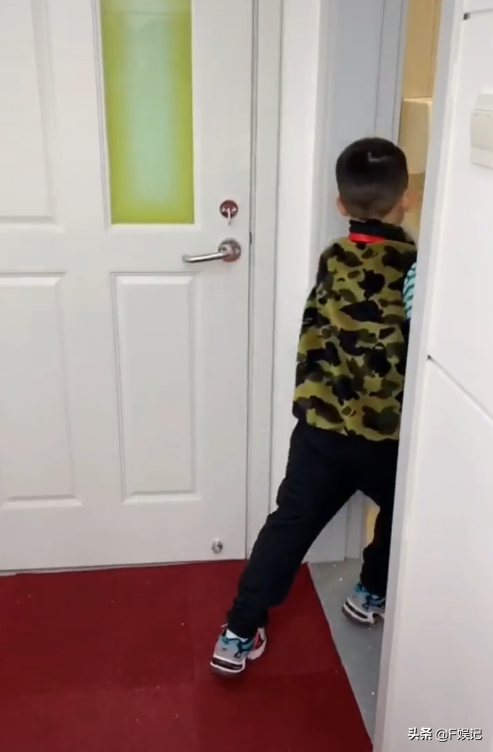 應采兒被兒子小小春嫌棄簽名照網友卻大贊兒子翻白眼像足媽媽