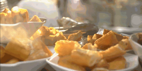 吃早餐时，街边摊把塑料套在碗上热汤直接装，难道真的没毒吗？