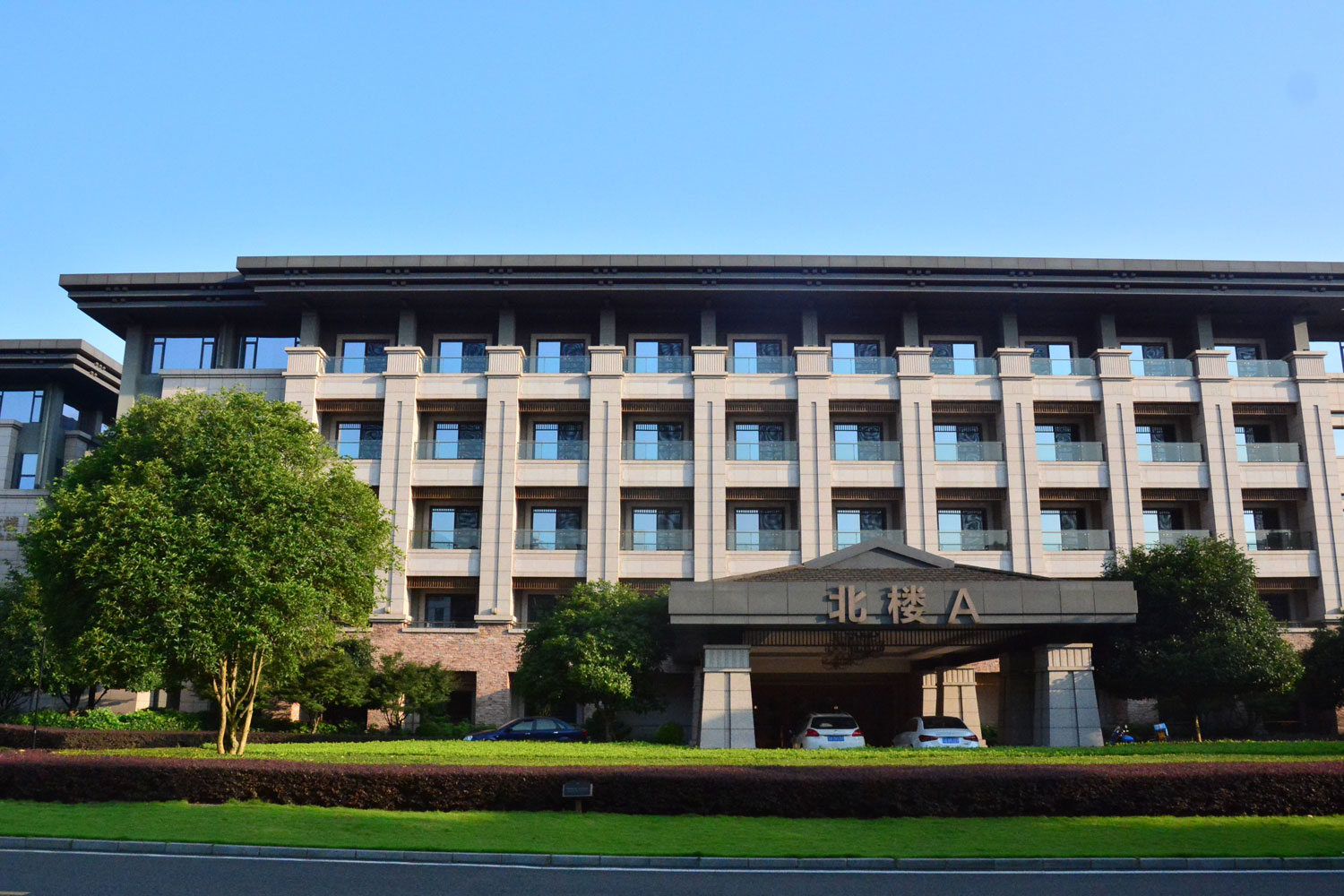 大门重修后的渝州宾馆:走路散步免费,开车穿越却要交钱?