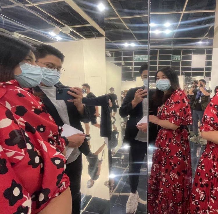 霍啟剛夫婦520放閃，對鏡自拍超有愛，郭晶晶甜蜜似幸福小女人