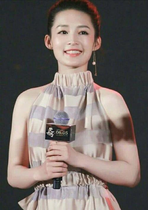 李沁的礼服，又又又翻车了