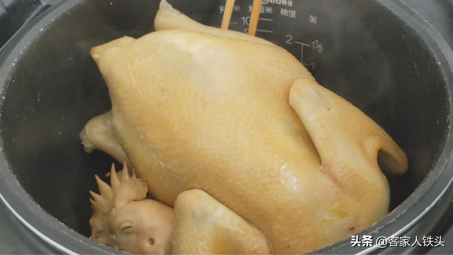 客家人吃鸡真有一套，一整只放电饭锅里，皮香肉滑，好吃到不想停