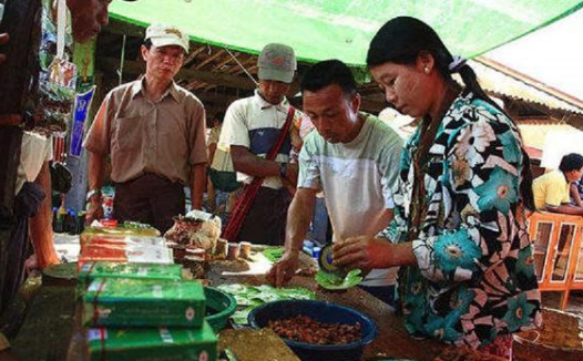 缅甸人奇特的民间风俗！缅甸为何满街都是血盆大口？