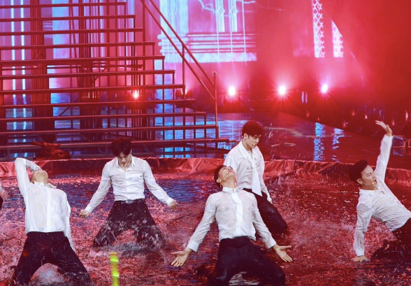 Du Chun heats up dance to be spat again groove, it is good to wear translucent shirt to be soaked awkward, the netizen breathes out continuously hot eye