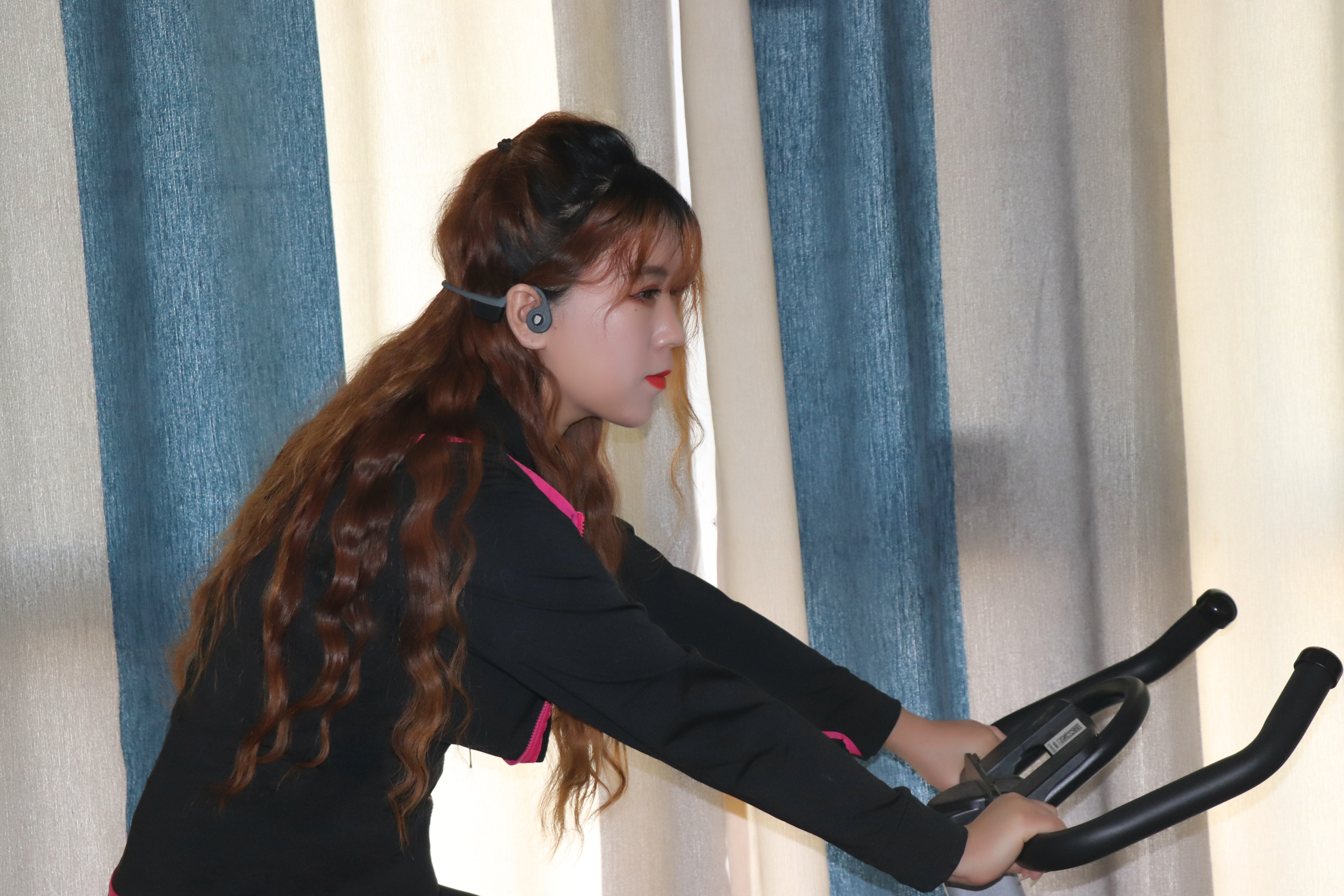 轻便，不伤耳。再遇nineka（南卡）runner骨传导耳机