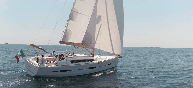 「丹枫412帆船」选择追风逐电的旅程，追求速度，不忘舒适
