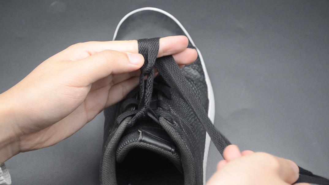 運動時鞋帶老是鬆動？ 教你一招雙蝴蝶結鞋帶係法，美觀又牢固