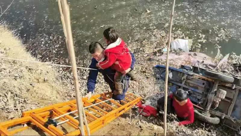 青島一輛載著母女三人的三輪車翻進河道,消防員三下河底救人