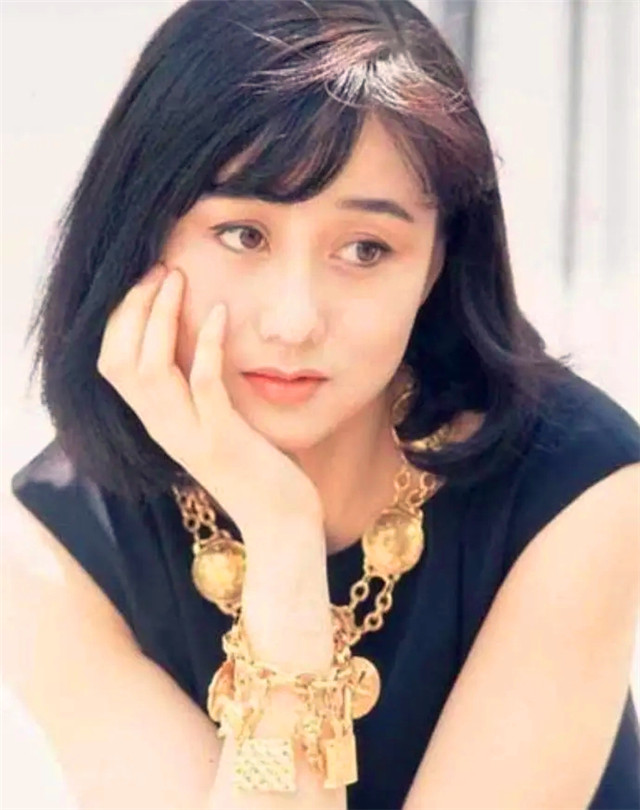 亦舒眼中的美人，李嘉欣获8字评价，利智潘虹意