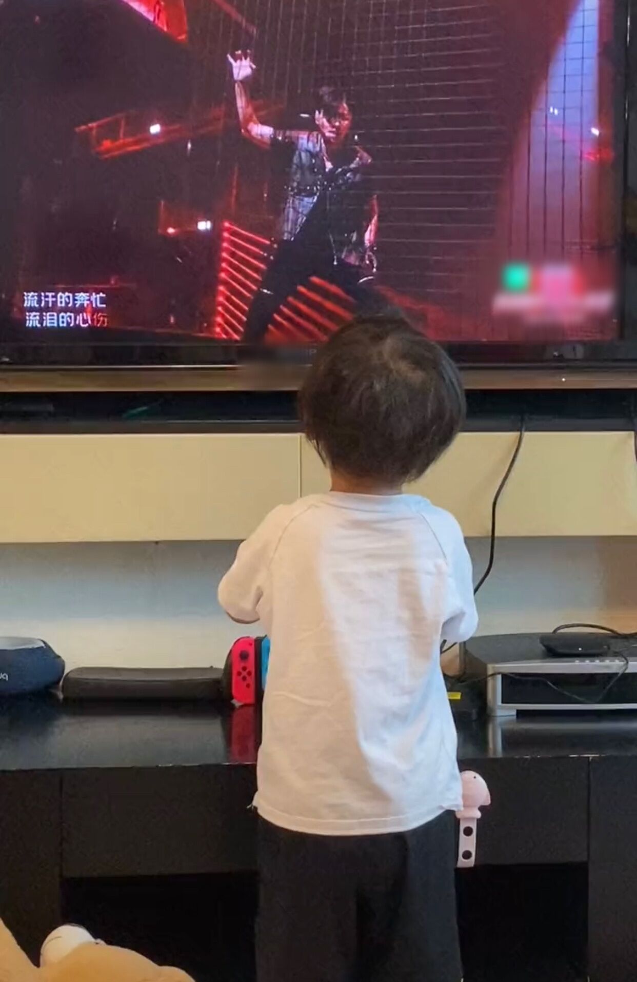 蔡少芬晒娃曝光家中内景，客厅狭小装修朴实，网传千万豪宅仅80平