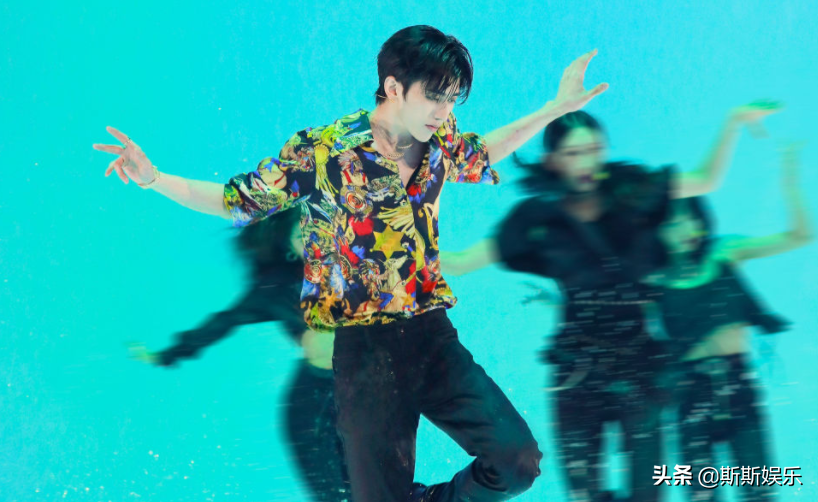 青你2导师合作舞台，蔡徐坤梦幻水舞台、刘雨昕长发、乃万甩话筒
