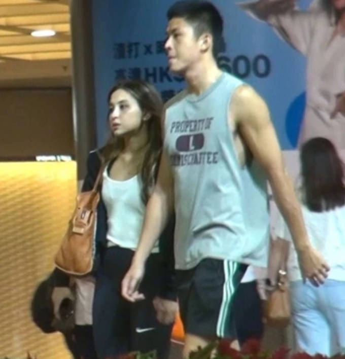 張智霖袁詠儀現身家族聚會，嘟嘴獻吻美貌外甥女，舅舅曹查理缺席