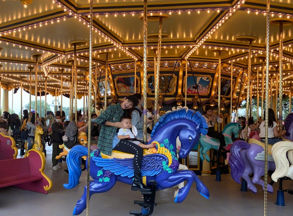 蔡少芬携闺蜜迪士尼游玩庆生童心未泯，和洪欣儿子自拍秒变迷妹