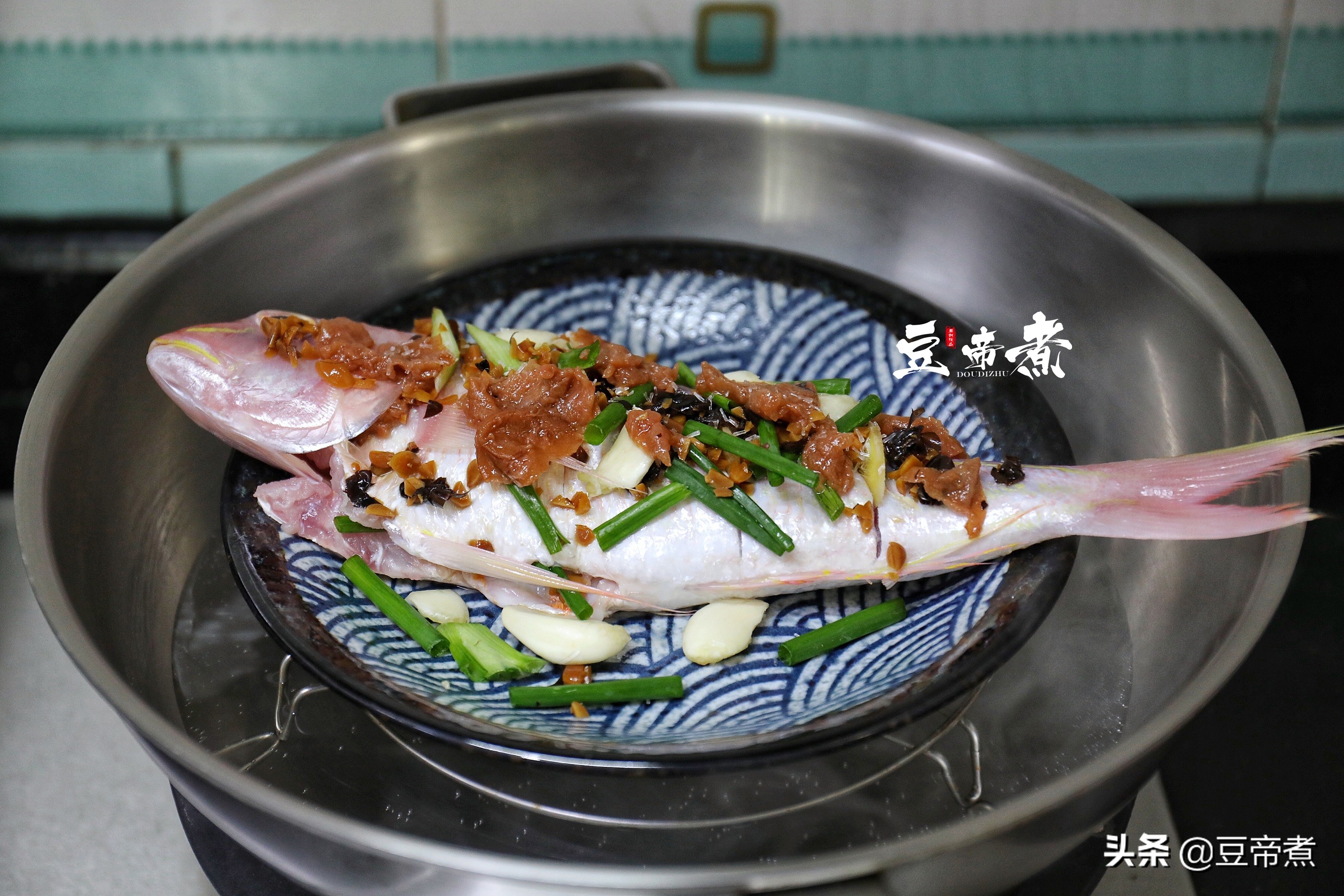 蒸魚有千百種，就是這種搭配有點怪，只因加了鹹酸梅，難怪不一樣