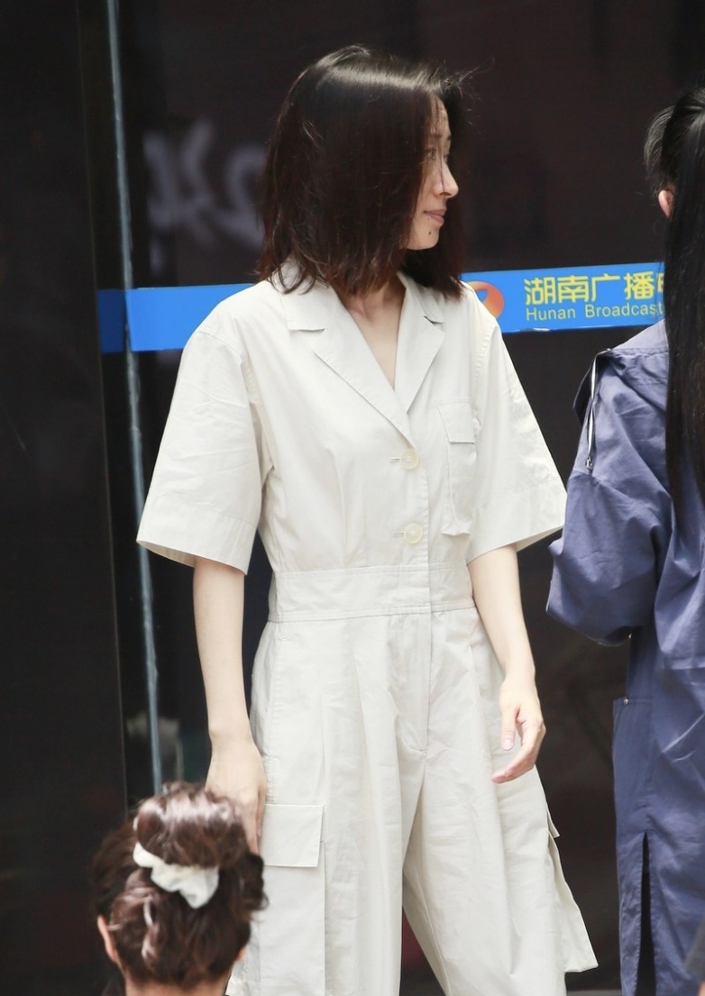 刘敏涛一身“女团装”录综艺，素颜状态显憔悴