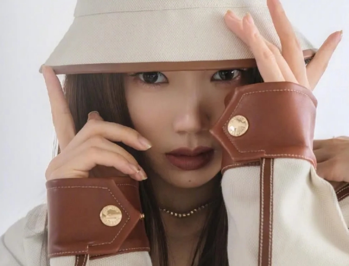 郑恺的现任前任：苗苗光脚跳舞火了，程晓玥却