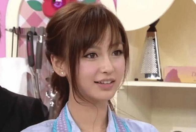 baby在日本打拼时好卑微，酒瓶怼在脸上还得笑脸