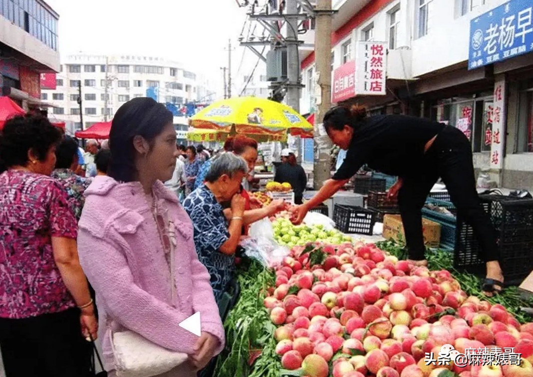 全网都在传吴亦凡戴脚镣看病的乌龙！从顶流到阶下囚，荒唐又唏嘘