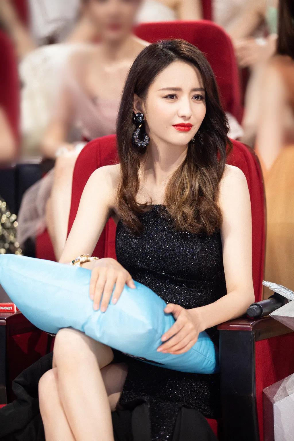 Tong Liya Wears A Black Dress With A Tube Top And Flashing Diamonds With Red Lips And Long Hair 