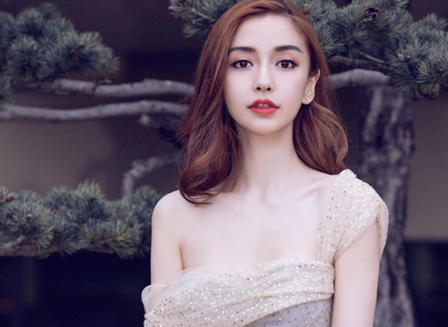 媒体曝杨颖承认离婚，黄晓明拼命挽回婚姻，再穿情侣装也无济于事