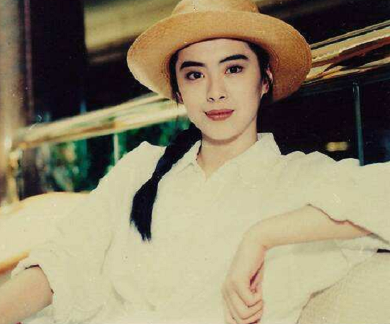 30年前王祖贤旧照中，身后微不足道的群演，如今成了著名女星