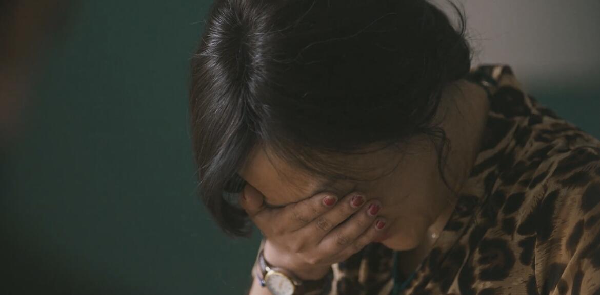 被家暴、出轨、冷暴力，在丈夫葬礼上大笑的郝