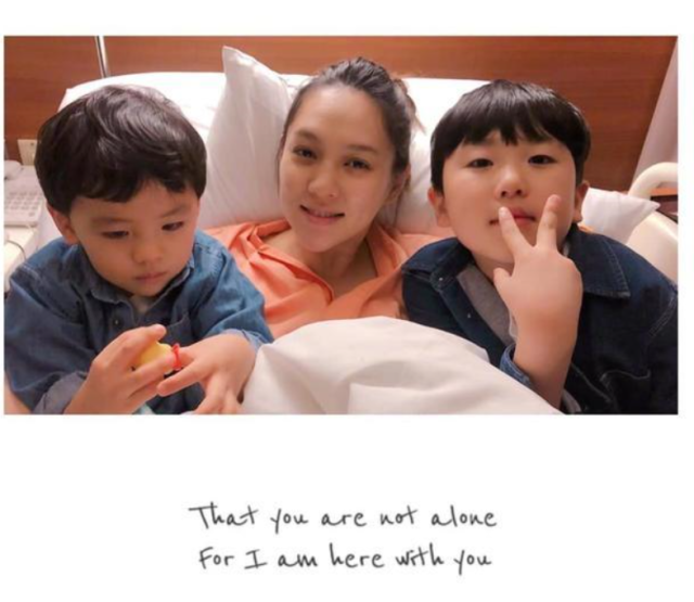 賈靜雯一家回娘家，梧桐妹C位咘咘太像外婆，弟弟一家五口罕露面