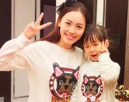 王寶強10歲兒子正臉曝光，濃眉大眼像極馬蓉，父子倆日常超溫馨