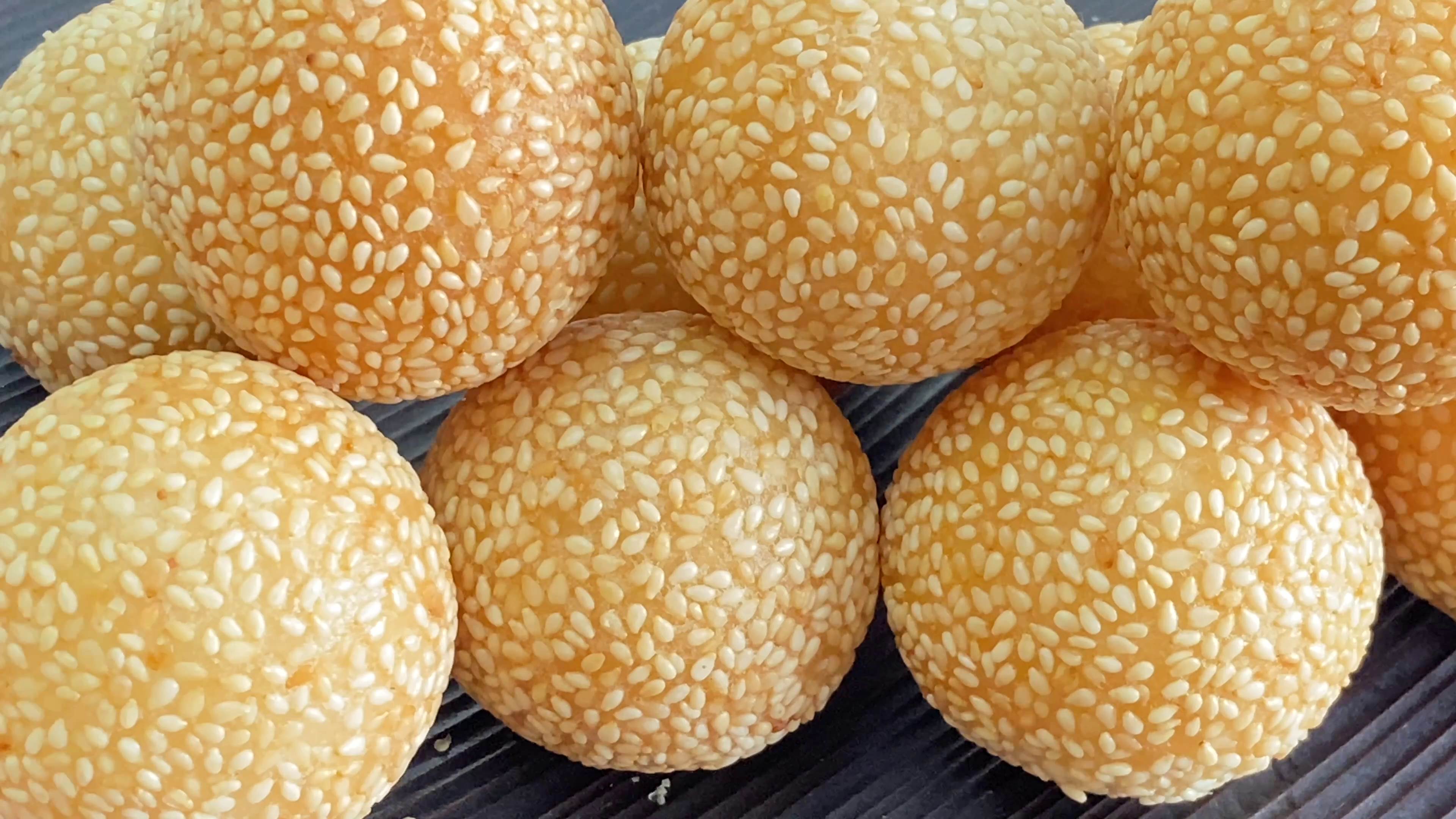 自己在家也能做糯米麻團，外酥裡糯，不開裂不回縮，童年的味道