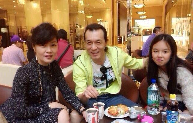 在美国做完最后一次化疗后，李咏握着妻子的手