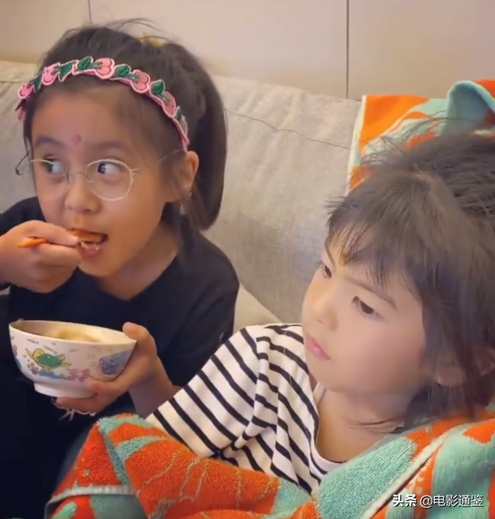 漂亮姐妹花！ 咘咘波妞穿同款衣服合影，這顏值不當童星可惜了