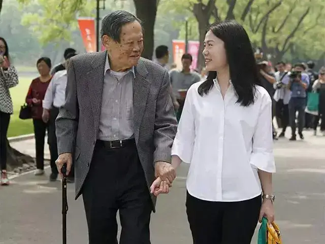 相差54岁的杨振宁和翁帆：结婚16年的寻常生活和大爱之心