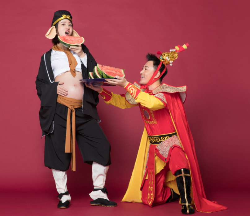 林峯官宣当爹，与张馨月共晒孕肚cos写真，恩爱又诙谐