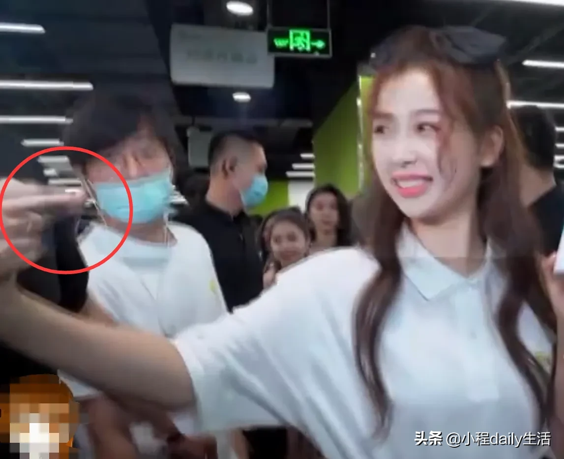 虞书欣被粉丝喊话借钱，谁注意她下意识的3个字