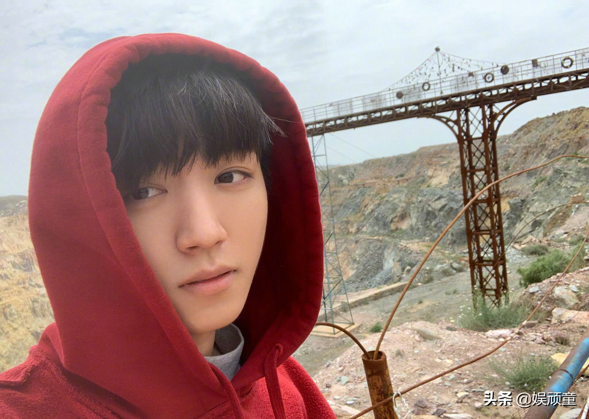 郑恺苗苗公布恋情，王俊凯意外成“电灯泡”，