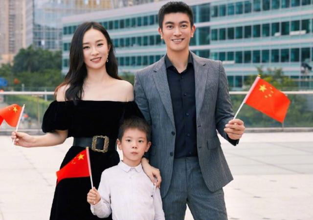 偶遇杜江夫妇会友，霍思燕一身香风打扮优雅贵气，被赞肤白有气质