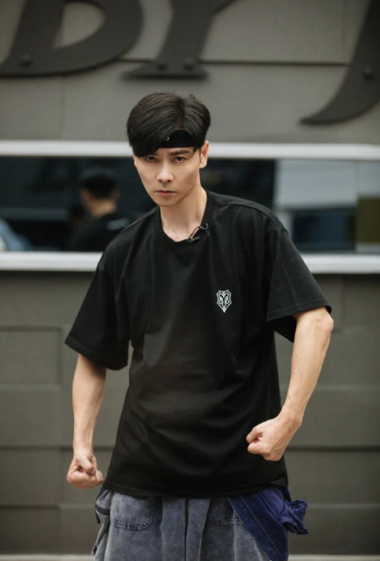 蔡少芬夫妇吃饭被偶遇，张晋紧跟老婆身后似保镖，打车出行超低调