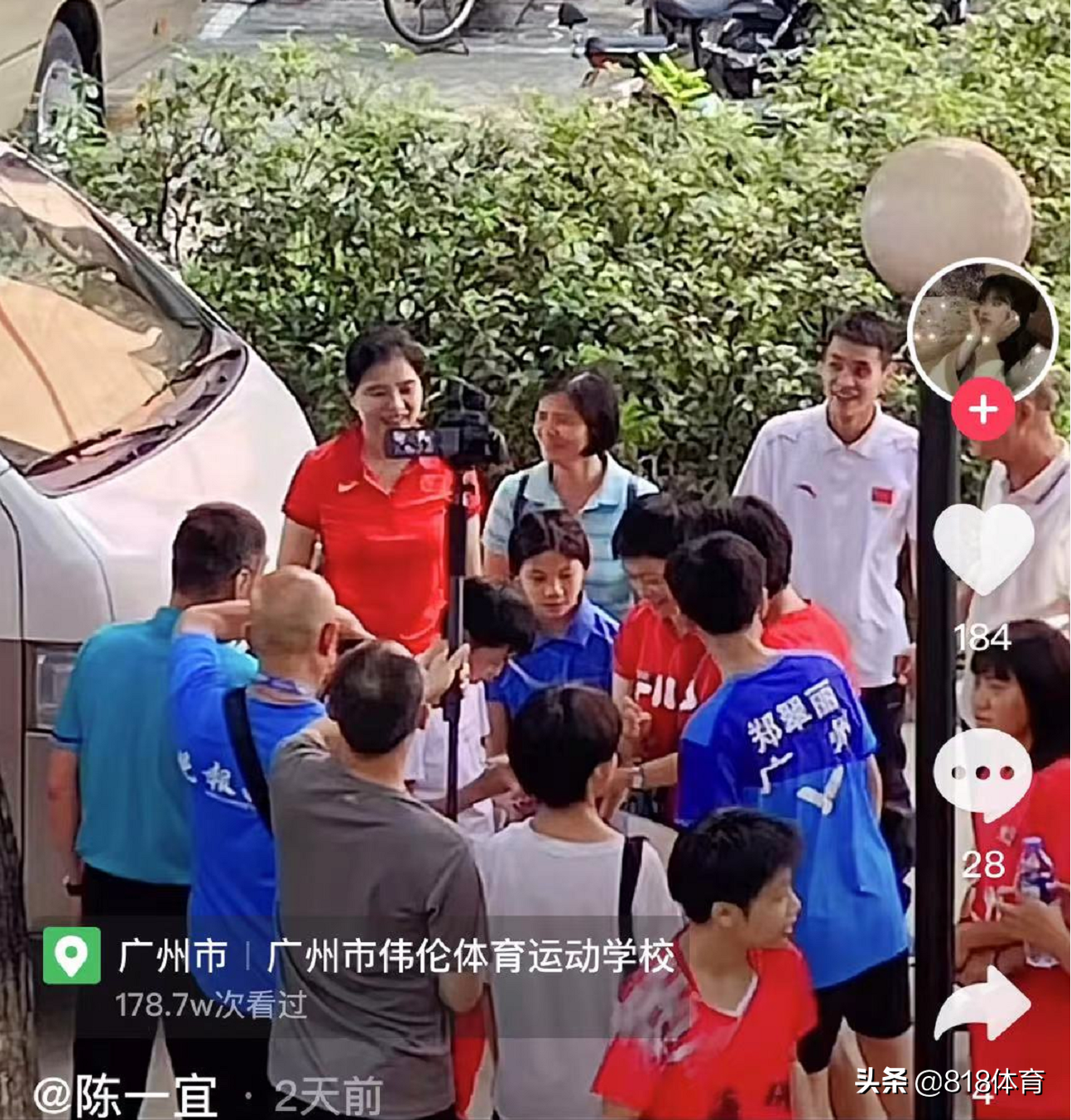 万人迷!全红婵回母校被男女足队员追星,询问何教练给大家一一签名