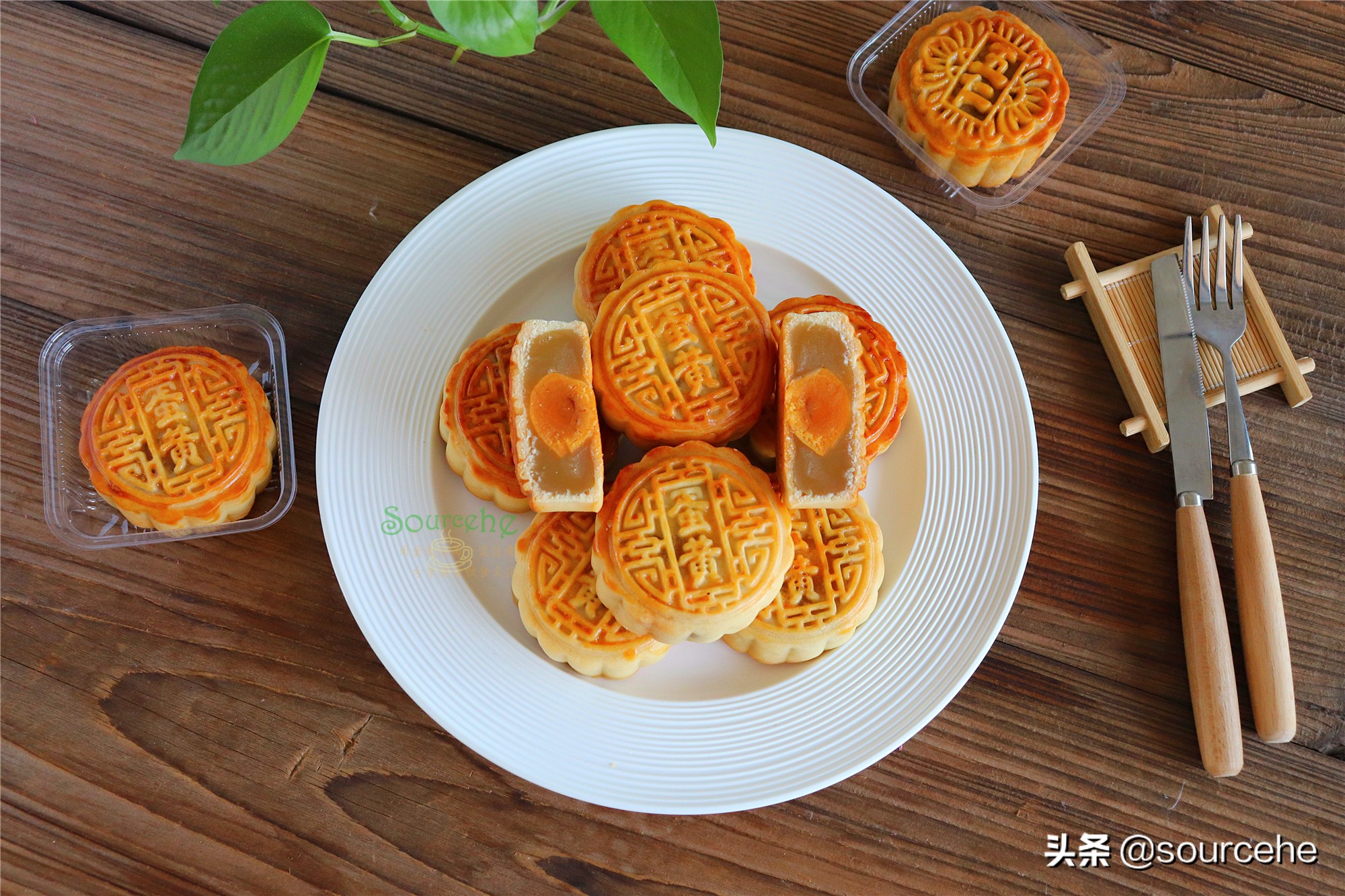 广式莲蓉蛋黄月饼，掌握3个技巧，色泽金黄，皮薄香润，回油快