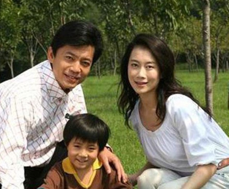 “赵政委”何政军：娶初恋，妻子为他退出娱乐圈，结婚29年无绯闻