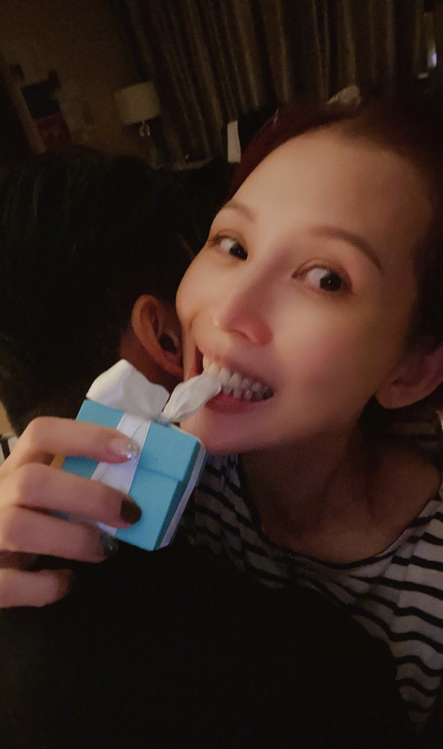 48岁蔡少芬晒庆生照，张晋推掉工作陪吃烛光晚餐，甜蜜相拥超幸福