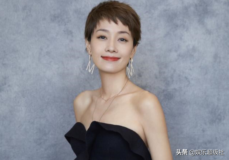 马伊琍新剧《在不安的世界》杀青，跟男主庆生，合照太亲密惹争议