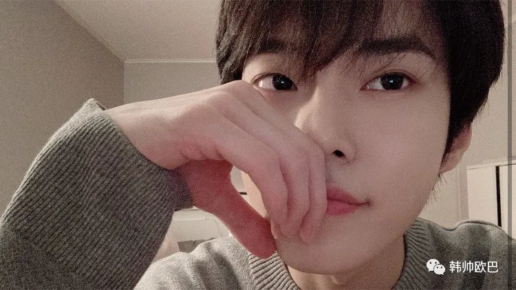 昨晚直播中美貌大发的这位男团爱豆,侧脸曲线也太鲨了