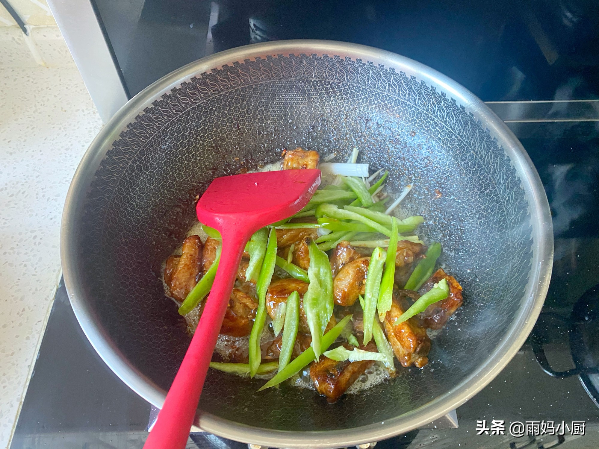 排骨别只会煲汤了，试试这做法，软嫩入味又下饭，好吃到吮手指