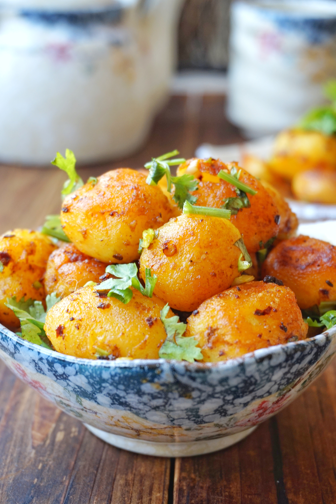 家常蒜香小土豆，香味浓郁，焦黄脆嫩，能当主食又能当菜
