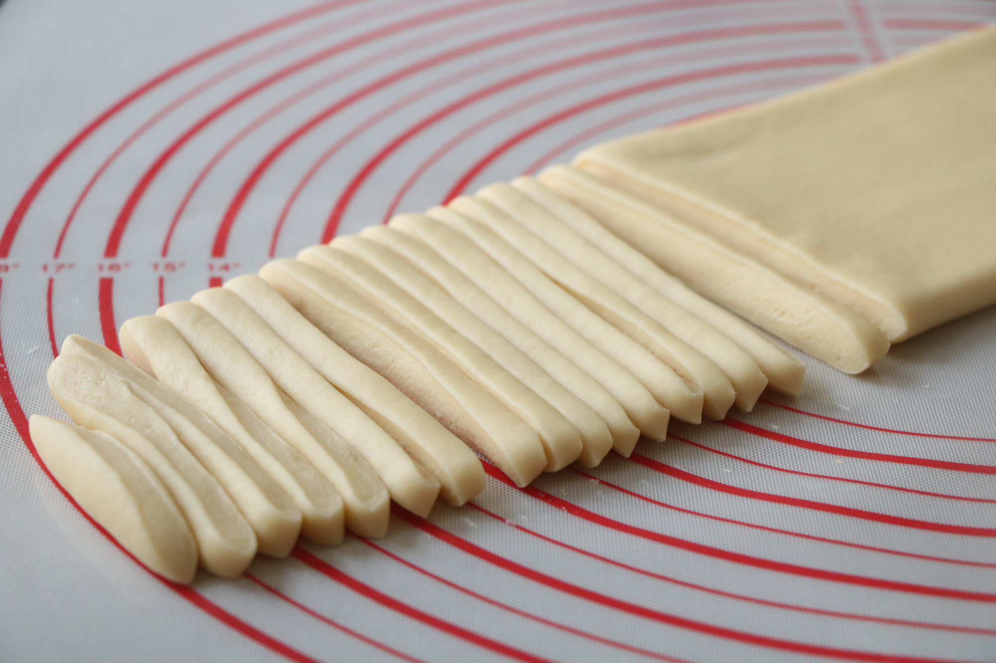 小时候，逢年过节必做的小零食，又酥又脆，制作简单，家人超爱吃