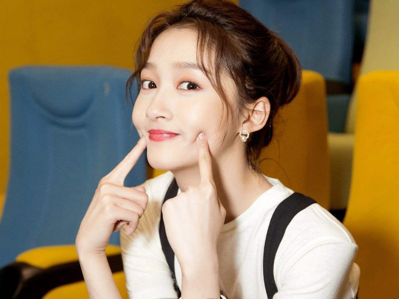 关晓彤现身薇娅直播间，无所顾忌疯狂开吃，经纪人拼死都拦不住